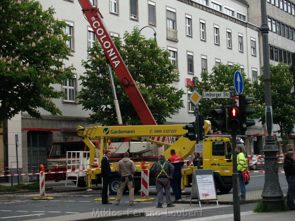 800 kg Fensterrahmen drohte auf Strasse zu rutschen Koeln Friesenplatz P33.JPG